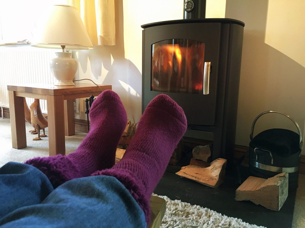 pov-keeping-warm-and-cosy-in-front-of-a-wood-burni-2022-11-15-15-03-09-utc Ramonex - Ramonage de cheminées